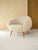 sillón tapizado en lana y patas de roble acabado barniz mate. Dimensiones 94 x 92 x 86 cm de alto