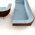 sofá 3 plazas vista en detalle del respaldo madera de nogal y tapizado en terciopelo de algodón