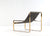 chaise longue con estructura de metal acabado en latón envejecido, el cuerpo de cuero vaca color negro